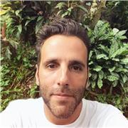 Me considero una persona con la mente y el culo inquieto. Aposté por el mundo freelance hace 4 años, para poder moverme con libertad y exprimir la vida todo lo posible. Me gustaría aportar mi experiencia a jóvenes que quieran entrar tanto en el mundo del